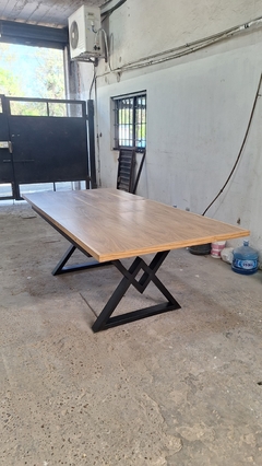 MESA EXTENSIBLE ENCHAPADO EN PETIRIBI + PATAS DE CAÑO - comprar online