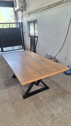 MESA EXTENSIBLE ENCHAPADO EN PETIRIBI + PATAS DE CAÑO