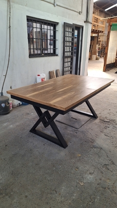 MESA EXTENSIBLE ENCHAPADO EN PETIRIBI + PATAS DE CAÑO - tienda online
