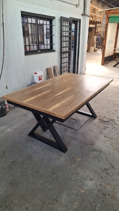 Imagen de MESA EXTENSIBLE ENCHAPADO EN PETIRIBI + PATAS DE CAÑO