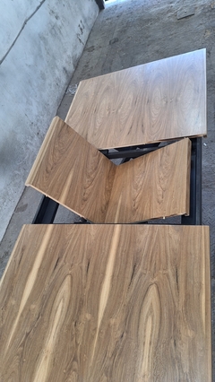 MESA EXTENSIBLE ENCHAPADO EN PETIRIBI + PATAS DE CAÑO - Muebles Priscob