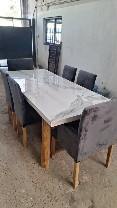 MESA DE SPL + SILLAS VESTIDAS + SILLAS CON APOYA BRAZOS