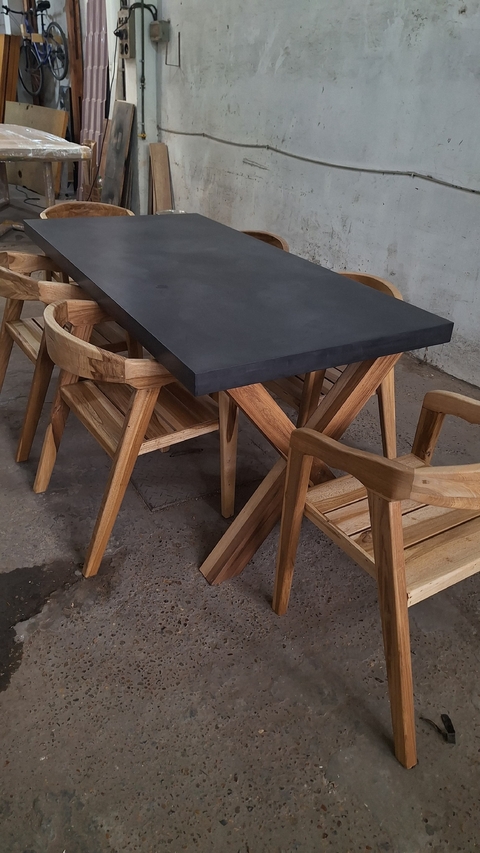 MESA DE MICRO + SILLAS COLONIALES