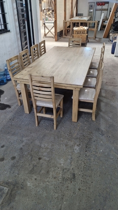 MESA ESTILO CAMPO LAQUEADA + SILLAS FAJAS TAPIZADAS ENCERADAS