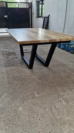 Imagen de MESA DE PETIRIBI PATAS SKY