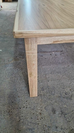 MESA DE PETIRIBI PATAS PARIS