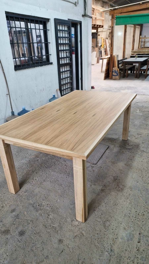 MESA DE PETIRIBI PATAS PARIS