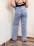 Calça jeans wide leg marmorizada na internet