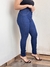 Calça jeans skinny básica escura na internet