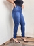 Calça jeans skinny básica escura marmorizada - Q Bonita 