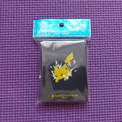 SLEEVE SHIELD POKÉMON CENTER - PIKACHU BLACK - NOVO na internet