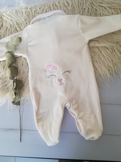 ENTERITO PLUSH OSLO NATURAL BORDADO ROSA - comprar online