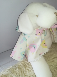 PERRO PLUSH CON ABRIGO CARITAS NEUTRO