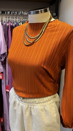 BLUSA COMPRIDA MANGA LONGA CORTE A FIO - CARAMELO na internet