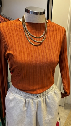 BLUSA COMPRIDA MANGA LONGA CORTE A FIO - CARAMELO - comprar online