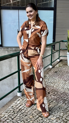 CALÇA RETA ELÁSTICO ATRÁS - EST. FOLHAGEM MARROM - comprar online