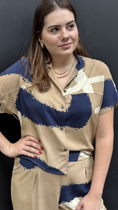 CAMISA MANGA CURTA MORCEGO - EST. TRAÇOS NA AREIA - comprar online