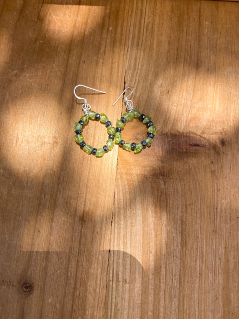 Brinco Flora Peridoto + Hematita