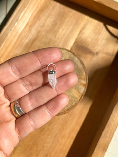 Pingente Pontinha Quartzo Leitoso - comprar online