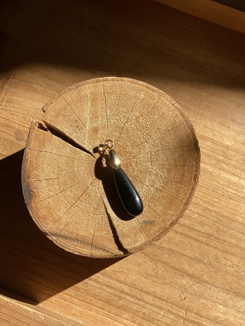Pingente Obsidiana banhado a ouro 18k.