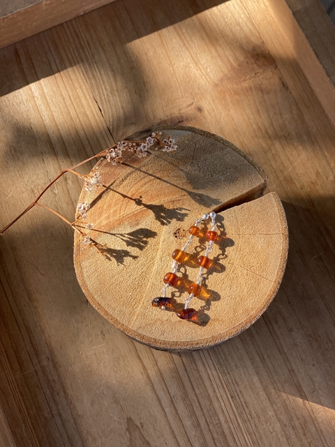 Brinco penduradinho de Âmbar Cognac