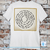 CAMISETA DE MALHA ESTAMPADA SHIVITI ANA BEKOACH ARTE KABBALAH SÉRIE OURO