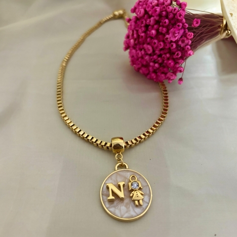 Colar Personalizado Medalha Perolada C/ Filho e Inicial