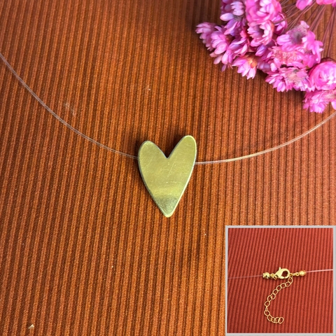 Colar Fio de Nylon Coração Torto