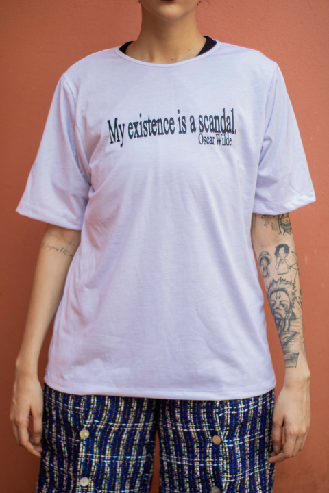 Camiseta “My existence is a scandal” - Oscar Wilde