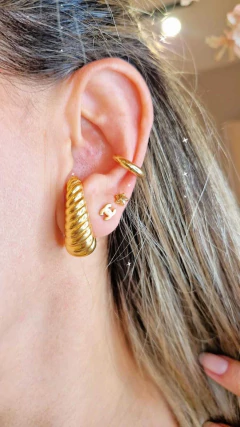 Brinco Ear Hook listrado na internet