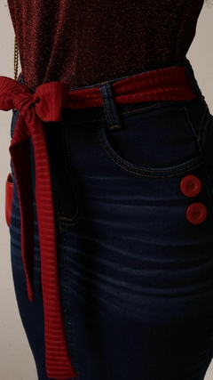 Saia Midi Estela Jeans Escuro Bolsos Funcionais Detalhe de Cinto Faixa e Botões Vermelho (Com Elastano)