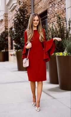 Vestido rojo con mangas acampanadas