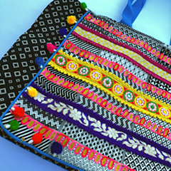 Bolso hindú con bordado e incrustaciones