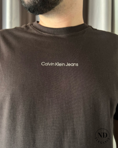 Camiseta Calvin Klein Logo Centralizado na internet