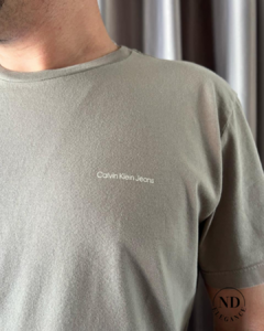 Camiseta Logo Básico Calvin Klein - comprar online