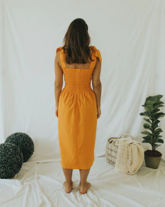 Vestido Amanda cor abóbora mostarda na internet