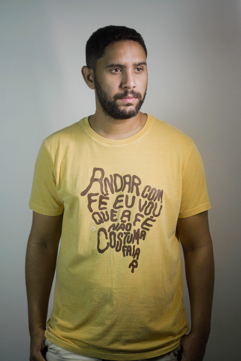 T-shirt Andar com Fé - comprar online