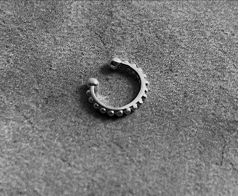 Piercing fake bolinhas