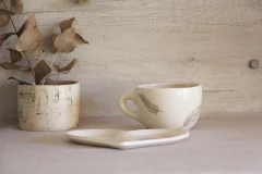 CONJUNTO: Taza + Plato corazón PLUMAS