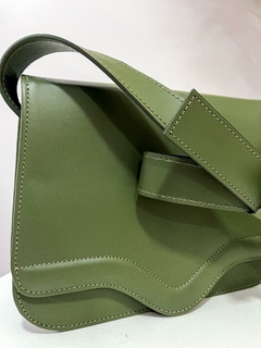 Bolsa Couro Verde Militar na internet