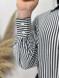 Camisa Over Listrada Rebeca - Preto Tam P, G e GG - loja online