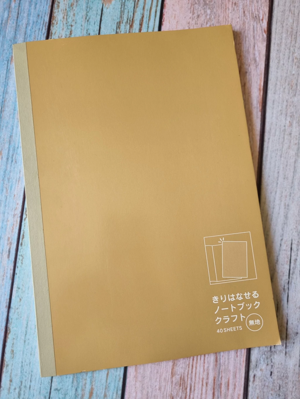 Caderno com folhas destacáveis