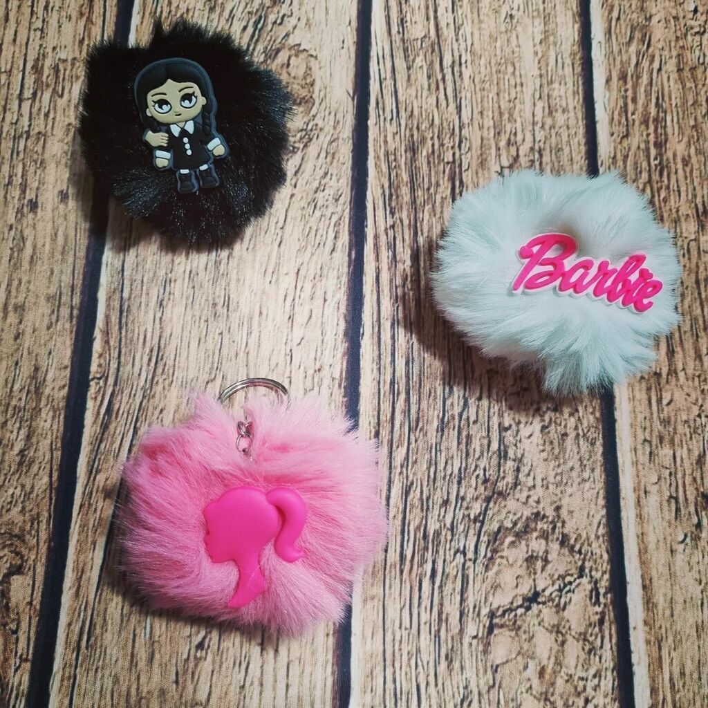 Chaveiro Barbie e Wandinha pompom