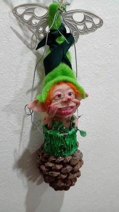 Duende Escondido en piña para colgar de 31cm aprox de Alto - Modelo 7 - Cosas de Duendes