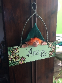 Duende Protector Con Frase Ama Rie Para Colgar 30x31cm en internet
