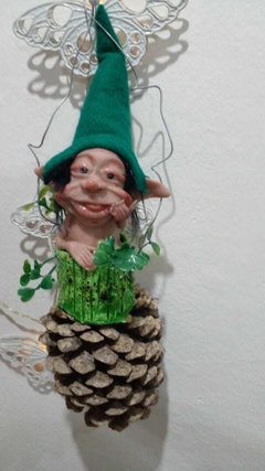 Duende Escondido en piña para colgar de 32cm aprox de Alto - Modelo 4 - Cosas de Duendes