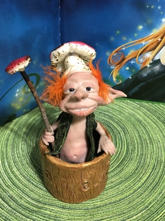 Duende saliendo de un tronco 18x15cm Pieza Rigida - Cosas de Duendes