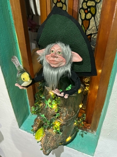 Duende Owen el guardian magico con tronco natural 45cm de alto - comprar online