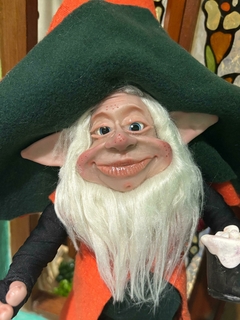 Duende Gregory Leprechaun con Cerveza de la Abundancia Articulado de 50cm Aprox. de Alto