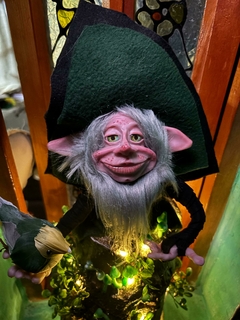 Imagen de Duende Owen el guardian magico con tronco natural 45cm de alto